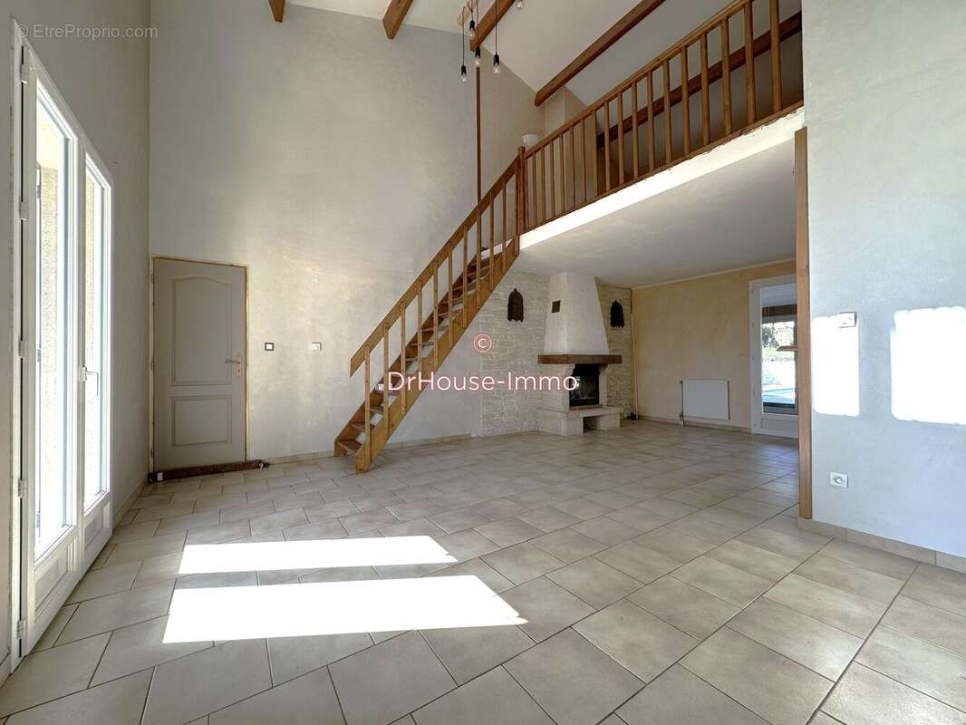 Maison à MONTMOREAU-SAINT-CYBARD