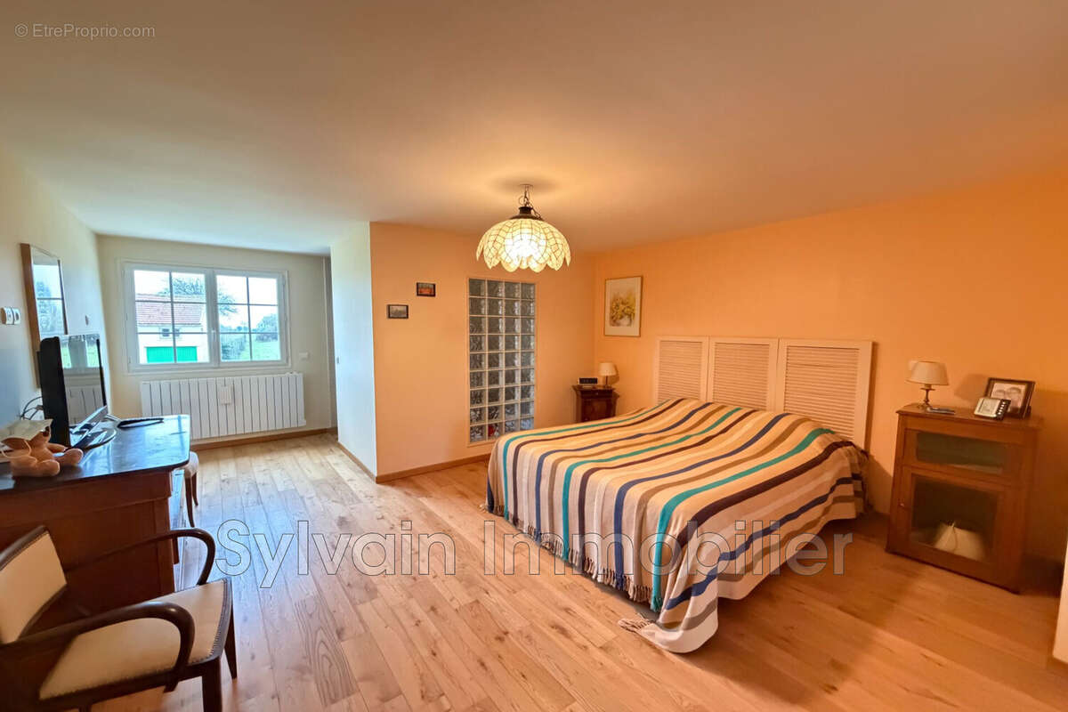 Maison à CREVECOEUR-LE-GRAND