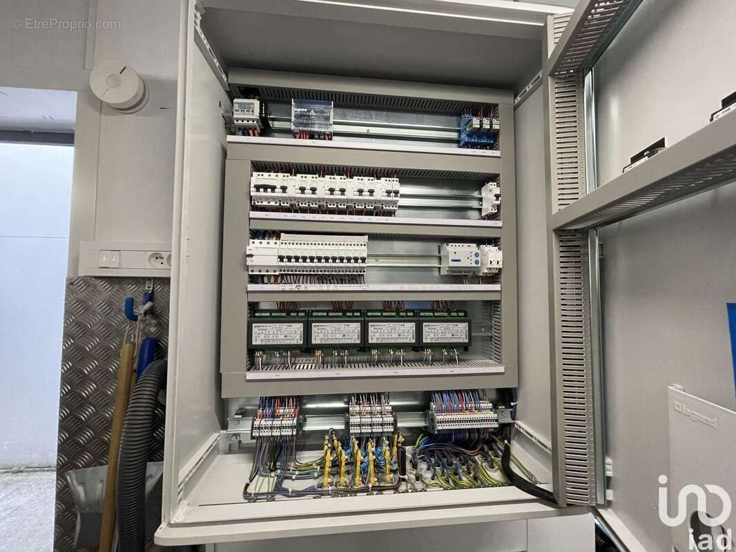 Photo 9 - Commerce à CELY