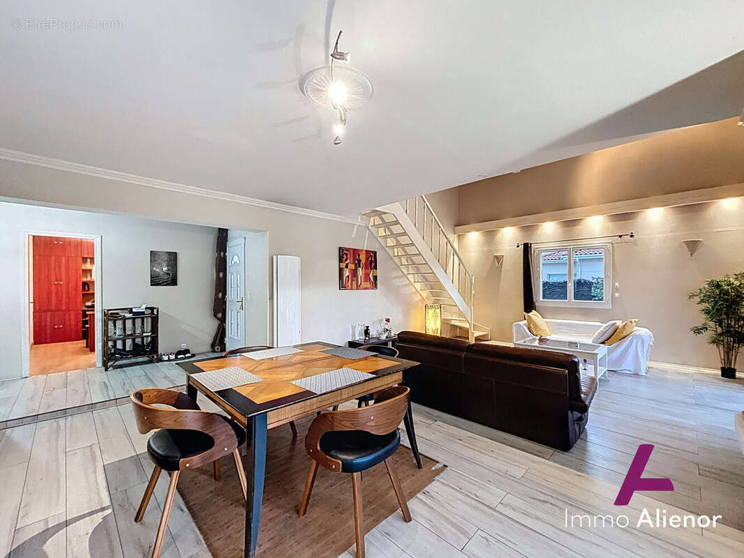 Maison 220 m² à Merignac  - photo 4