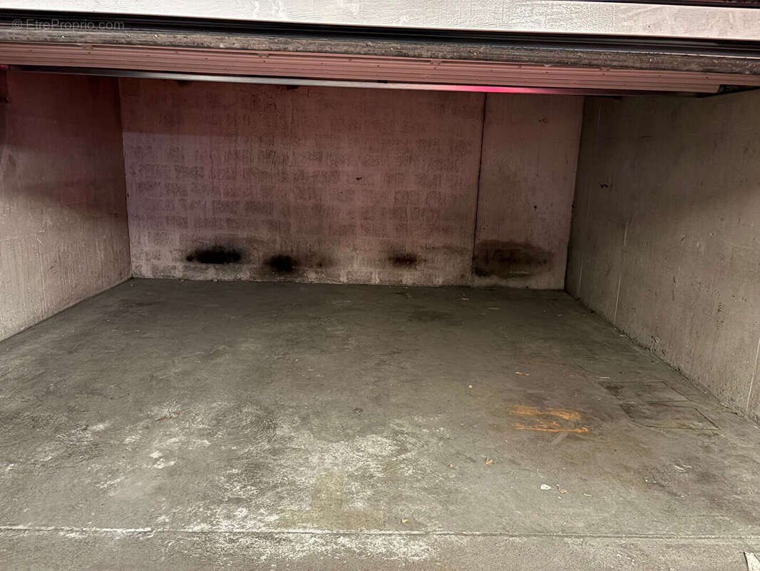 Parking à PARIS-18E