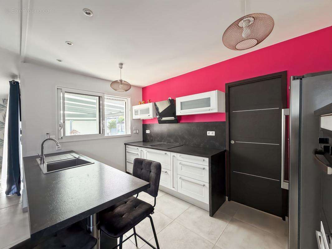 Marcilly-en-Villette – Maison de plain-pied 105 m² avec piscine couverte, jardin sans vis-à-vis et prestations soignées - photo 9