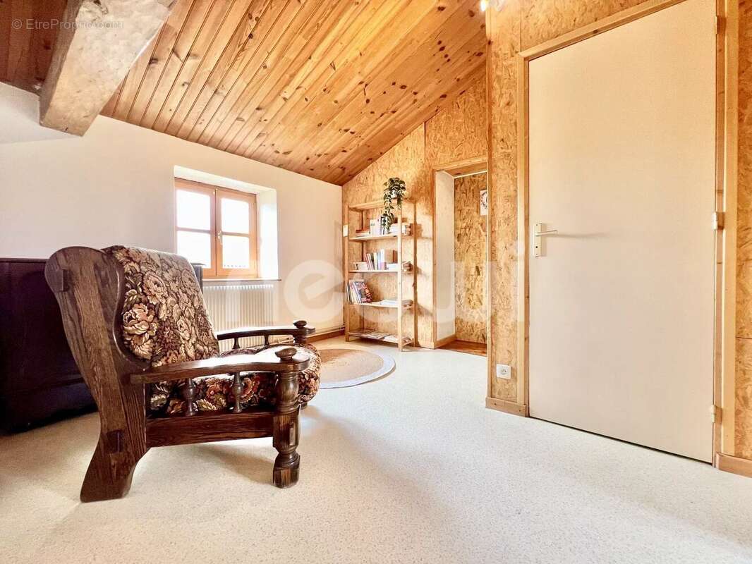 Maison à SAINT-CLEMENT-DE-REGNAT