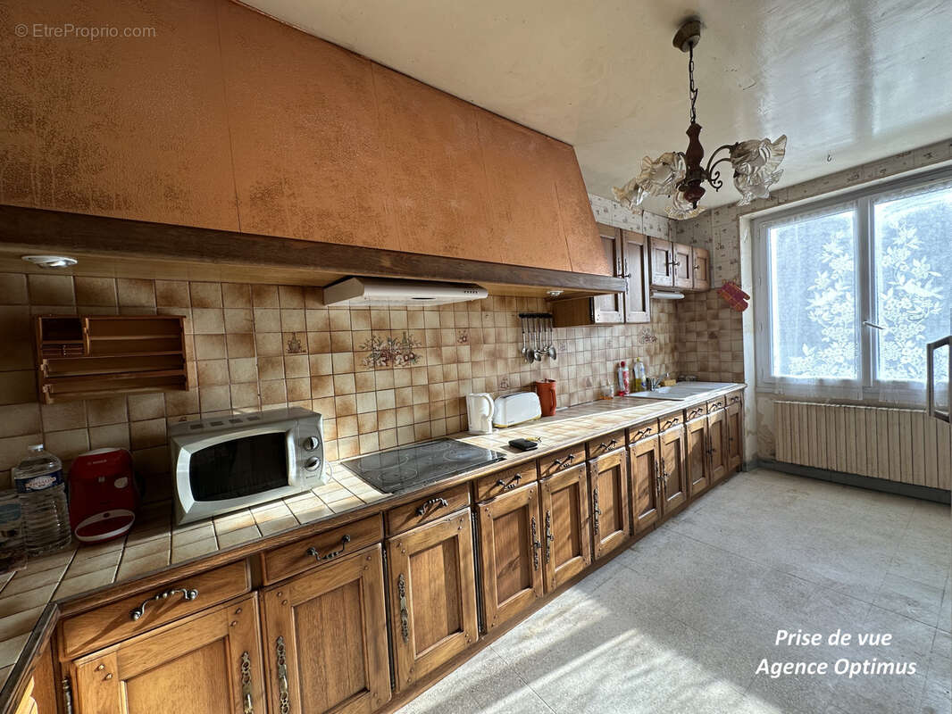 A vendre : Maison de ville à rénover avec dépendances, VILLENEUVE LA GUYARD - photo 3