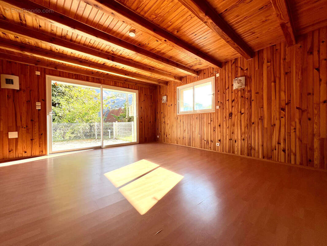 Maison à MANDAILLES-SAINT-JULIEN