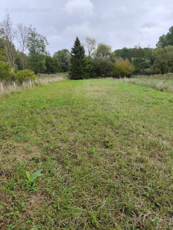 CHEVRIERES - Terrain à CHEVRIERES