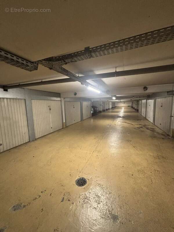 Parking à PARIS-11E