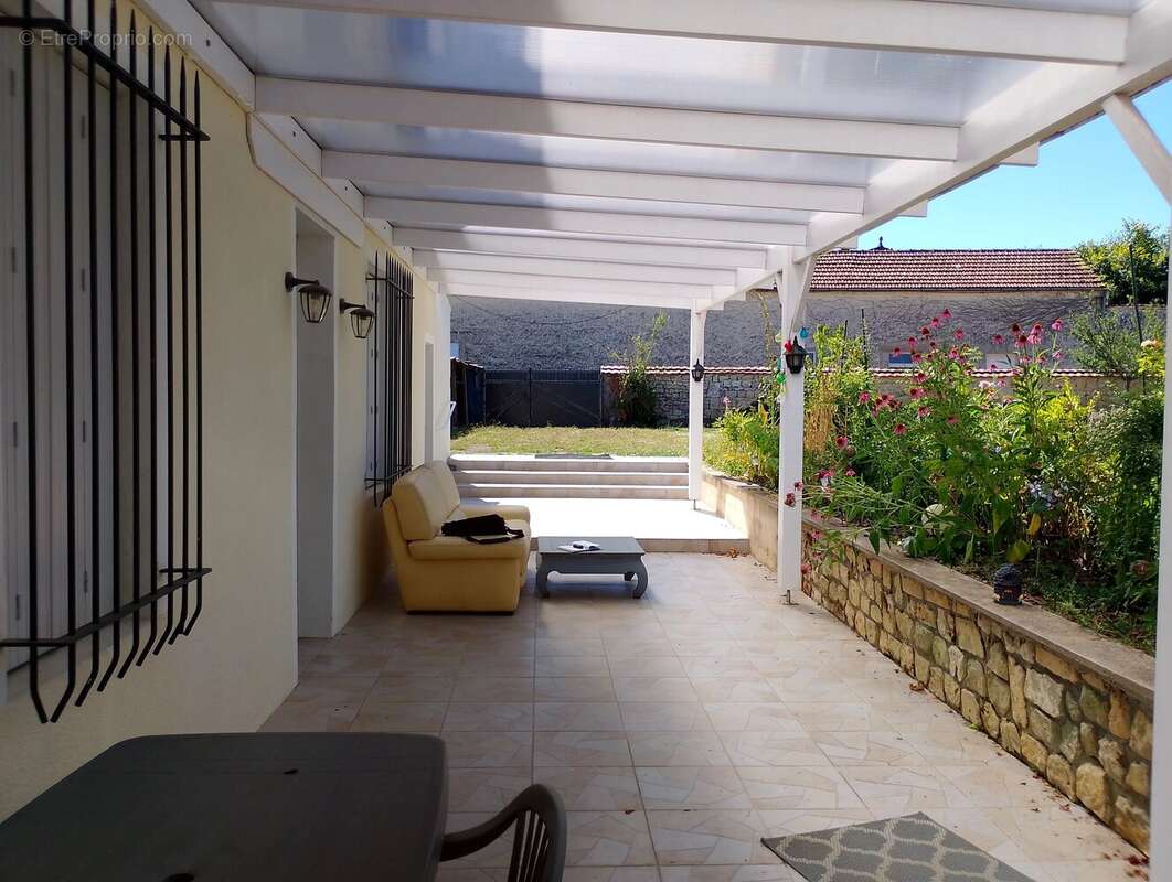 Maison rénovée de 3 chambres avec jardin, garage et atelier aux portes de Jonzac - photo 6
