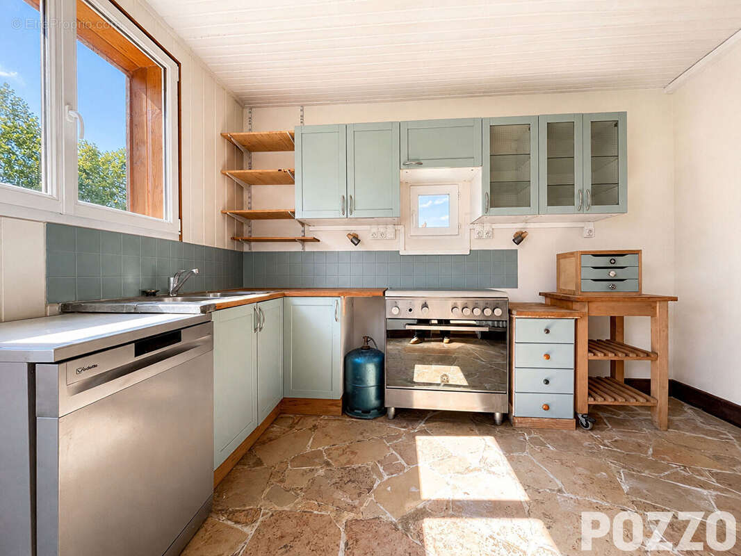 EXCLUSIVITÉ : Coutances Centre Ville, vie de plain pied, 4ch, 123m2, 881m2 de terrain, beaux volumes et belles prestations. - photo 6