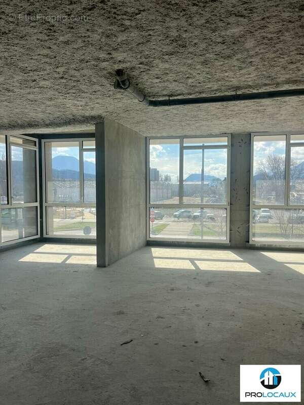 Commerce à LE PONT-DE-CLAIX