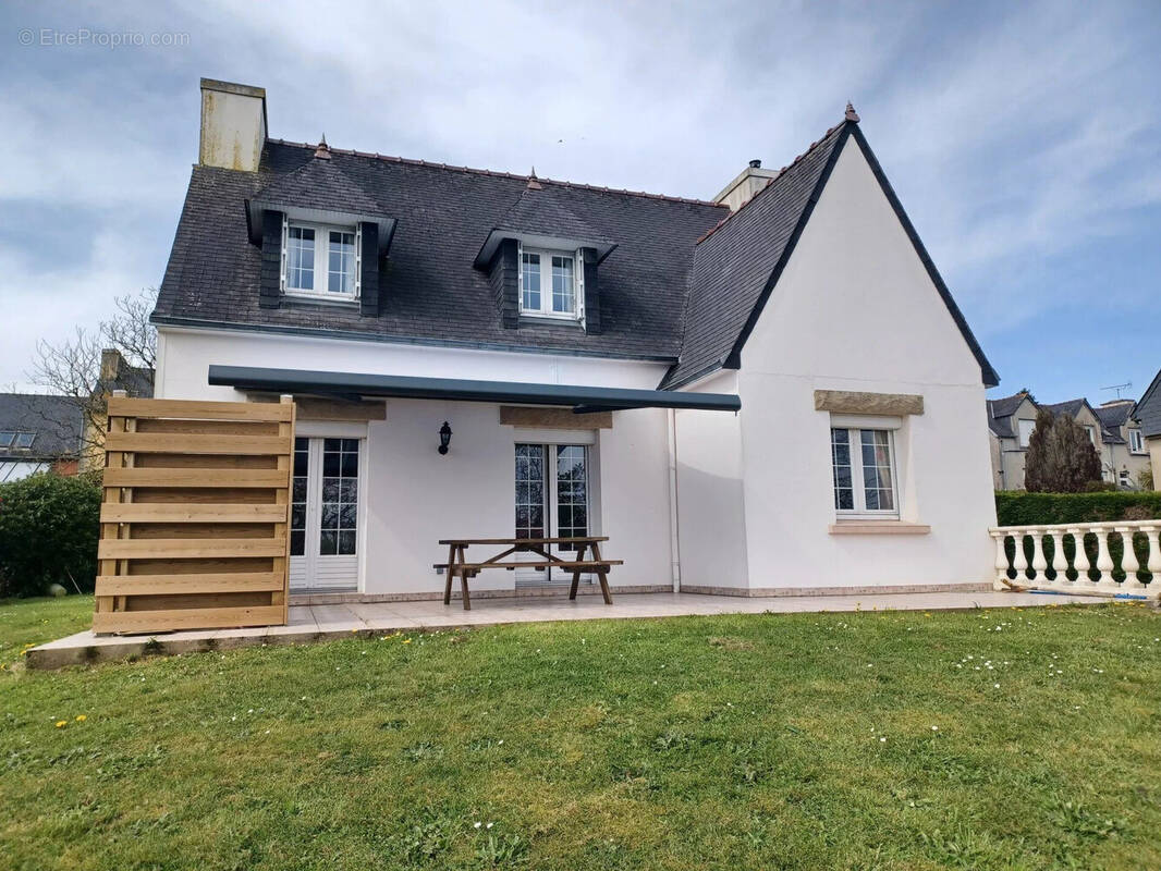 Maison à CLEDEN-POHER
