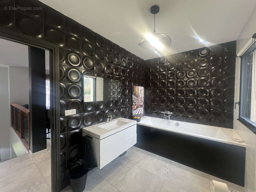 Maison à SAINT-LAURENT-DU-PAPE