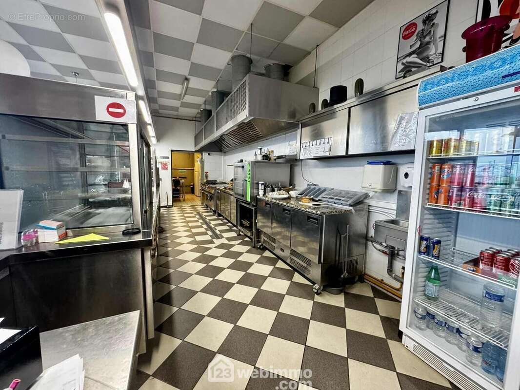 Une cuisine fonctionnelle comprenant frigo, friteuse, four... - Commerce à FRESNOY-LE-GRAND