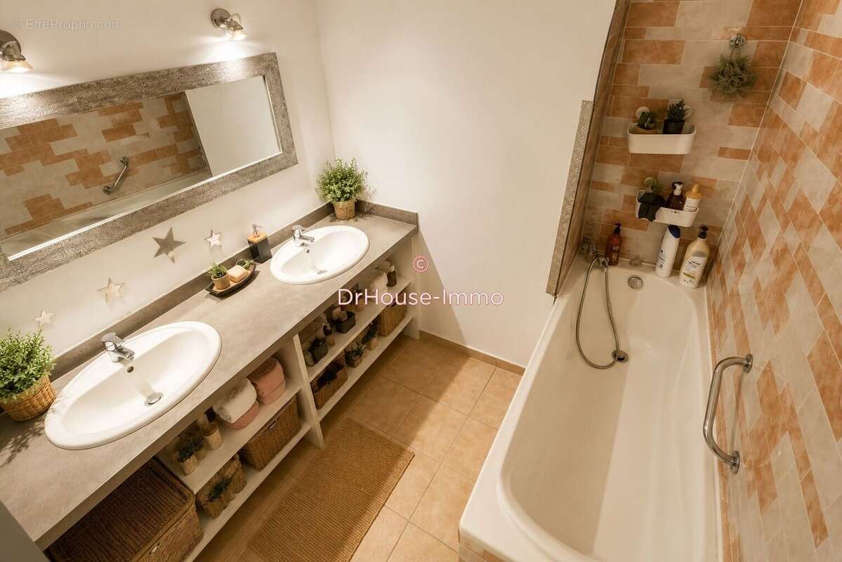 Maison 300 m² à Vinassan  - photo 8