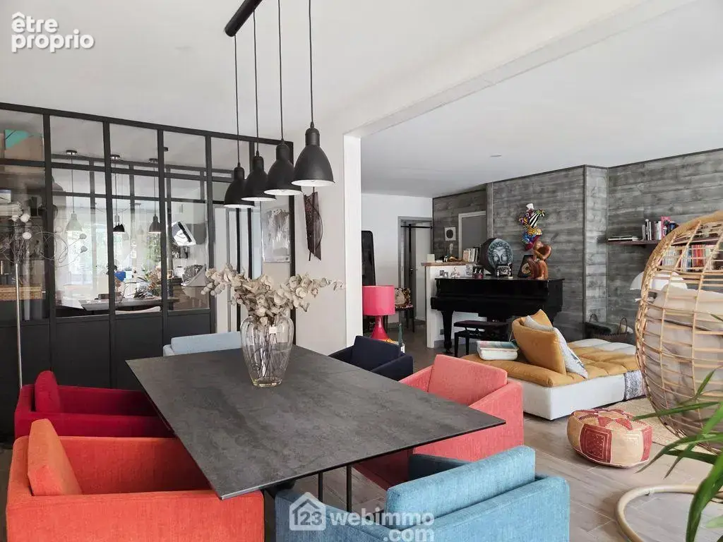 Bien agencé et décoré avec goût, il offre également un espace moderne aménagé en bureau.