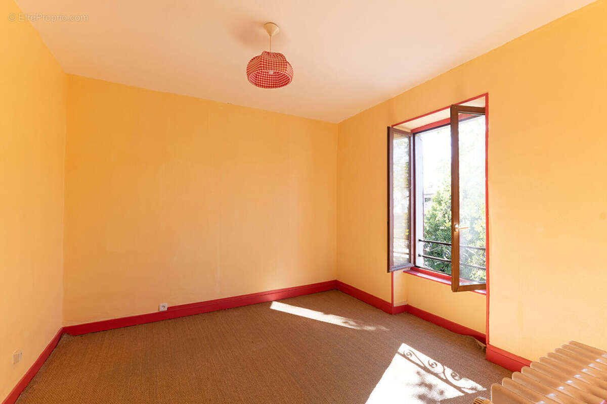 Maison à LE BREUIL-SUR-COUZE