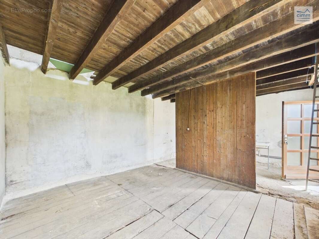 Batisse à rénover sur un terrain de 700 m² totalement constructible - photo 2