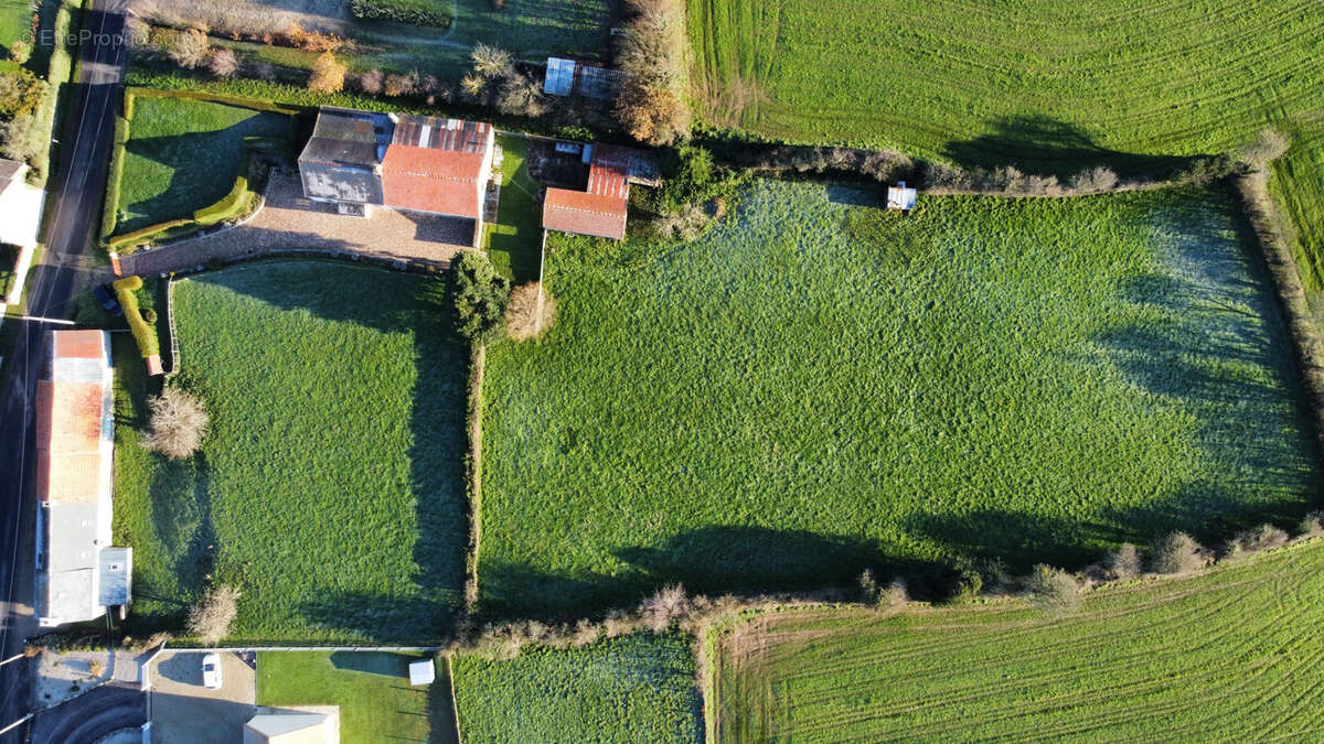 Maison à LES MOITIERS-D'ALLONNE