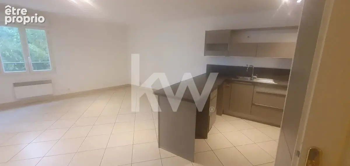 séjour sur cuisine aménagée - Appartement à DRAGUIGNAN
