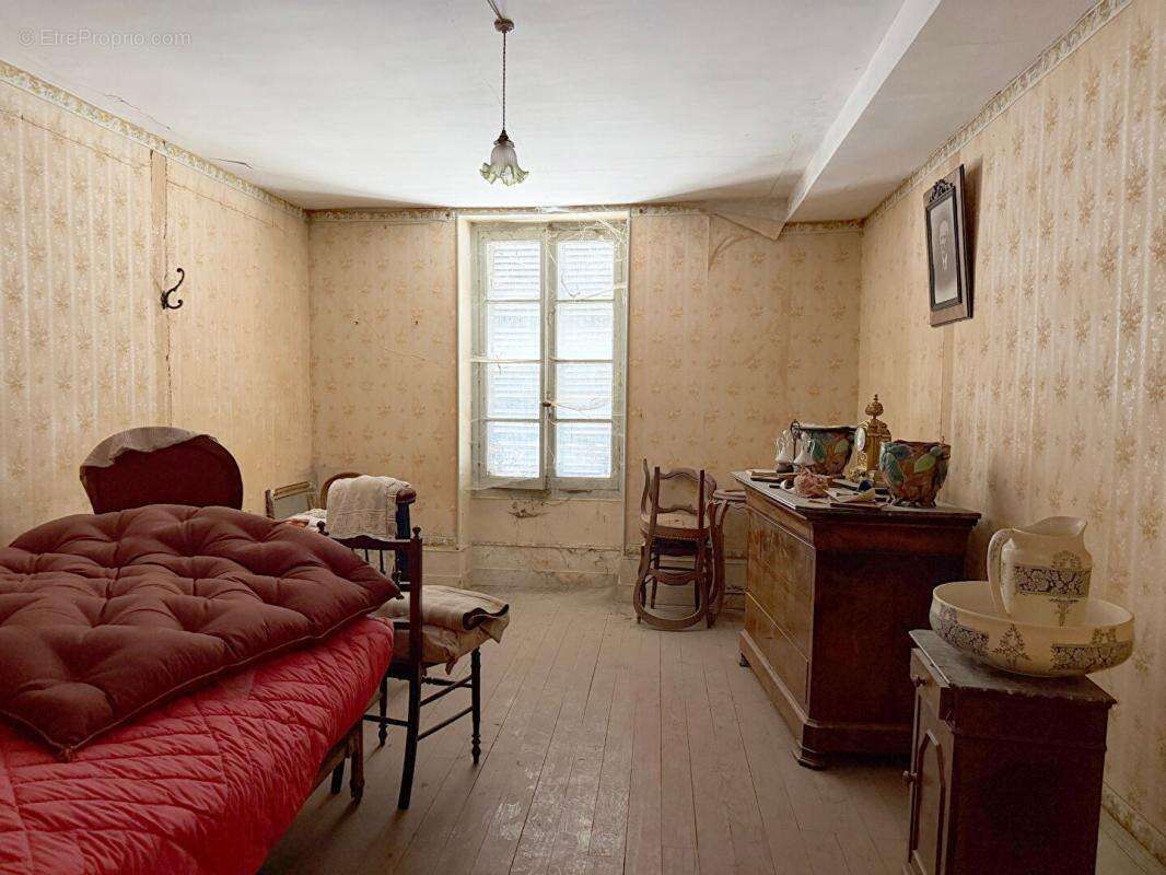 Maison ancienne de 138 m2 avec dépendances - photo 6