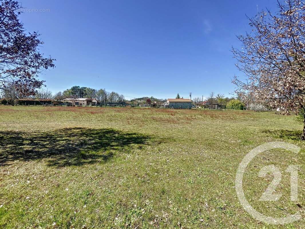 Terrain à LABASTIDE-SAINT-PIERRE