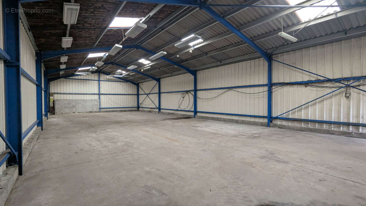 Hangar d'activité avec terrain et belle visibilité à Izon - photo 2