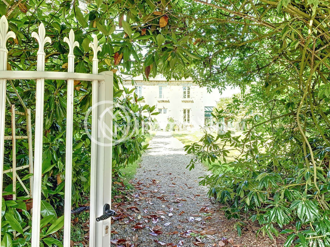 Ancien Presbytère rénové à ST URSIN - photo 26