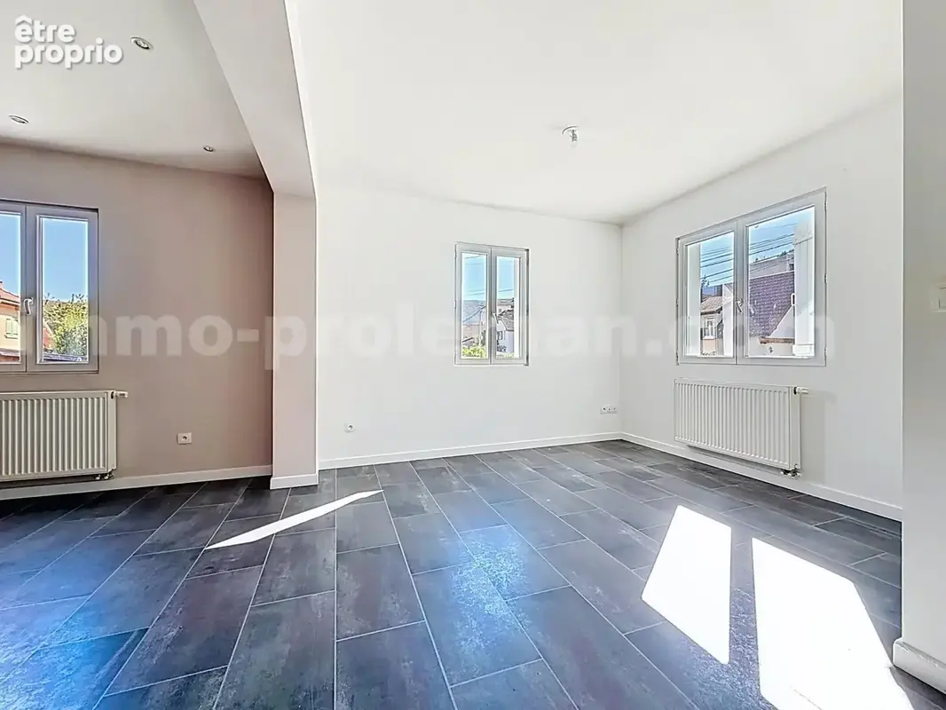 Appartement_T4_Gaillard_belle_superficie_prix_frontière_Suisse_direction_GENEVE_Tram_Ceva_vue_séjour_salon_cuisine_