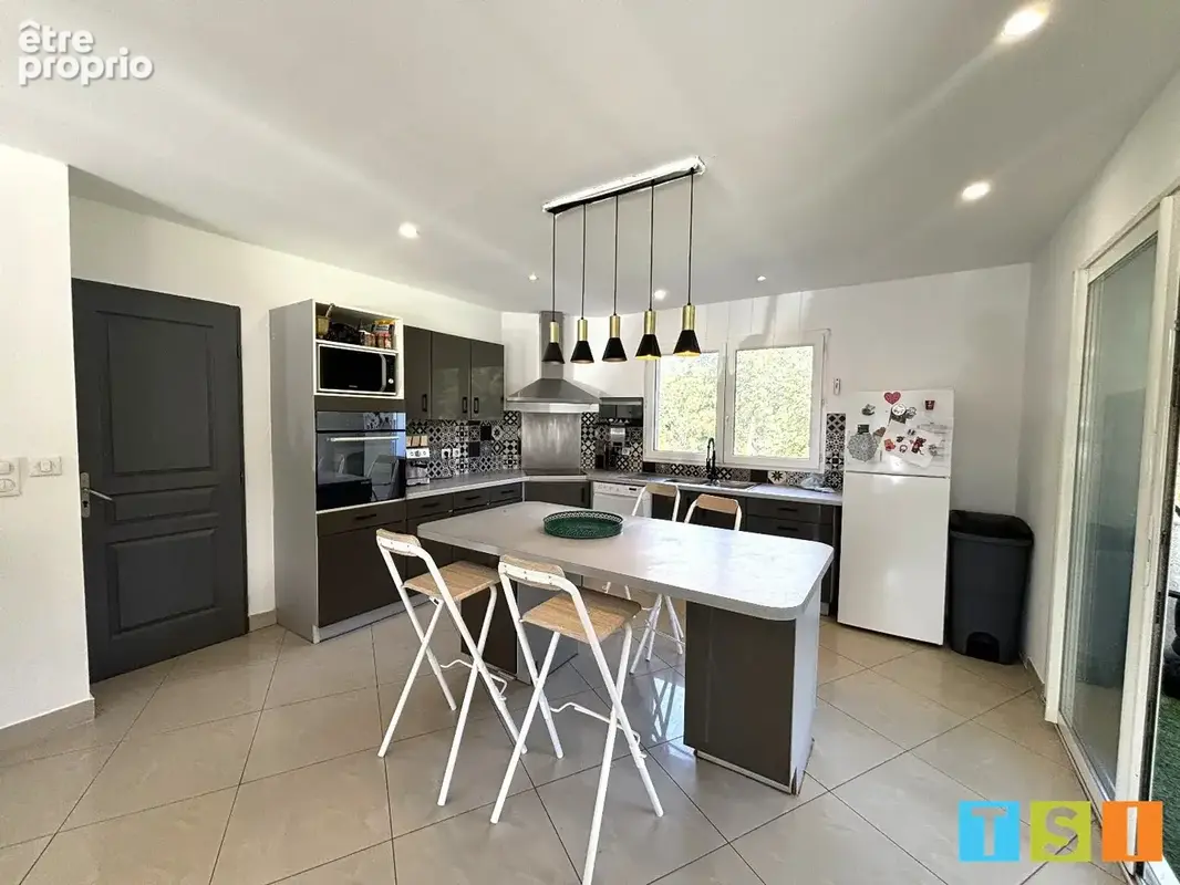 Maison familiale de plain-pied avec 4 chambres et grand garage, au calme - photo 6