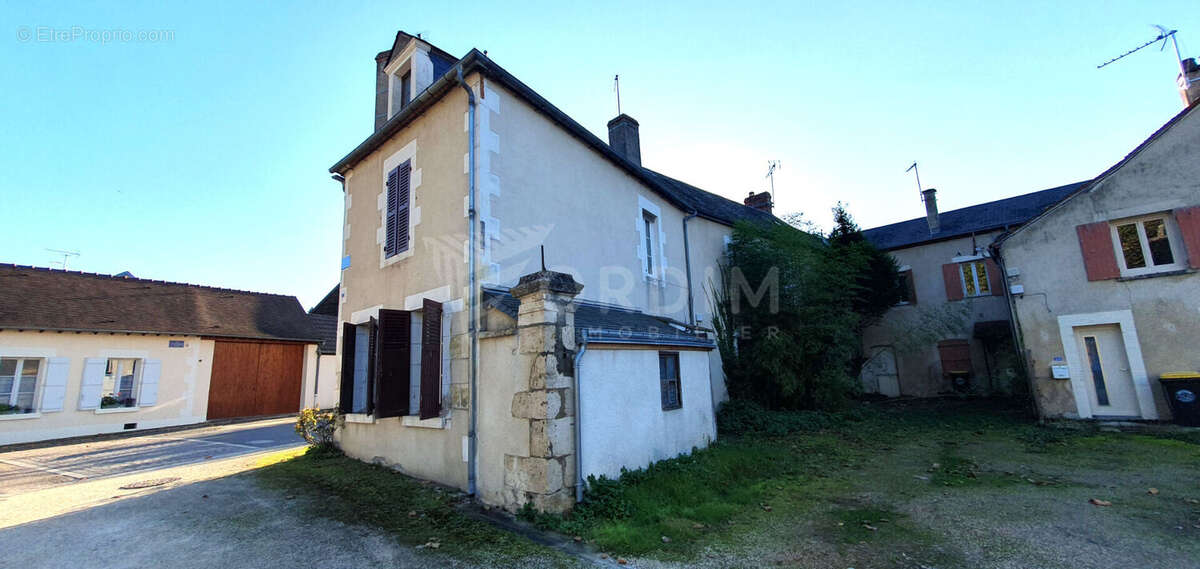 Léré  (18240)  Maison avec deux  appartements - 5 pièces - 3 chambres - Terrain 245 m². - photo 2