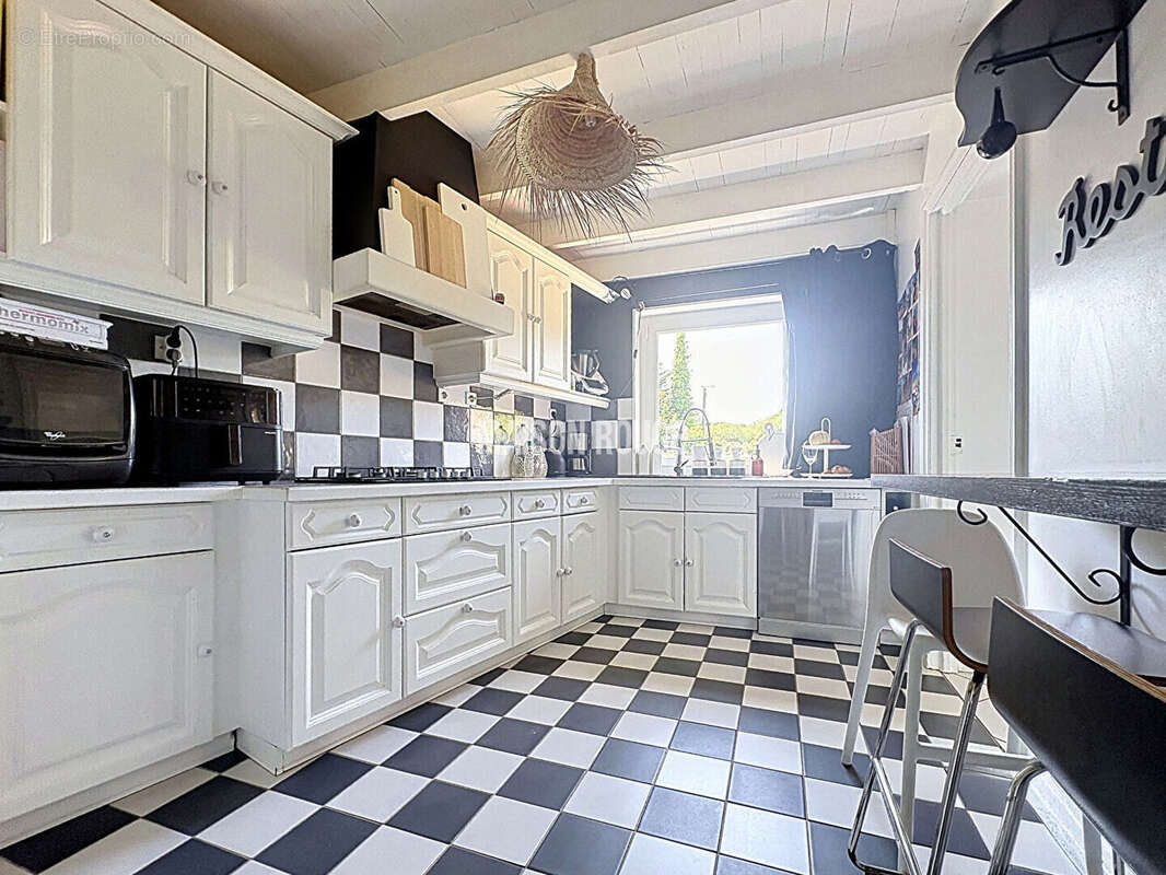 Étables-sur-Mer : Maison en pierre rénovée avec beaucoup de goût, extension contemporaine, 4 chambres et 4 200 m² de jardin au c - photo 6