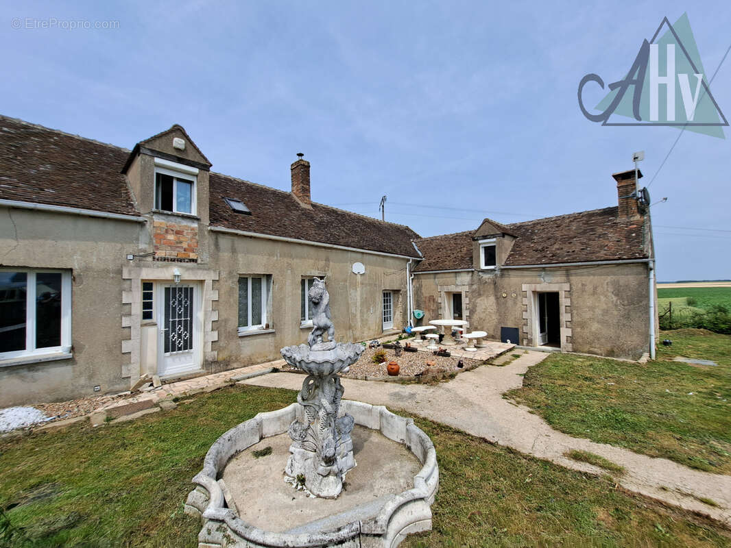 Maison à VILLENEUVE-LA-GUYARD