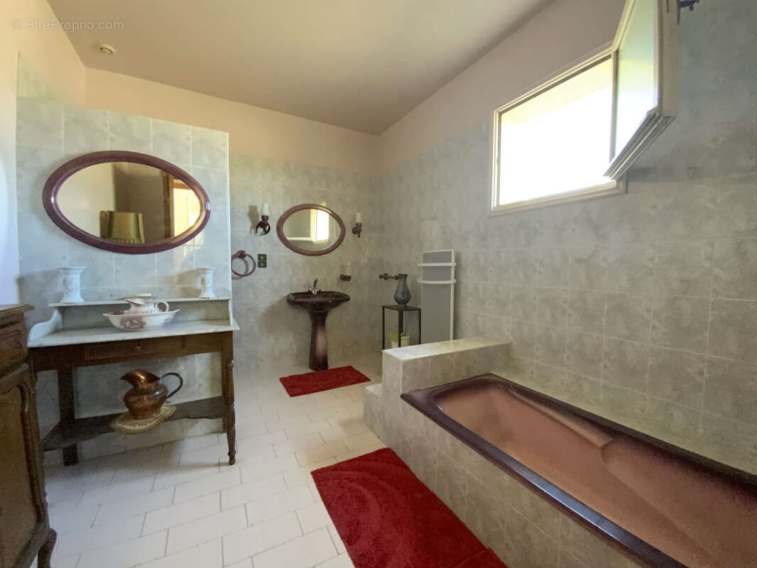 Villa de plain-pied, piscine, terrain paysagé et appartement indépendant. - photo 11