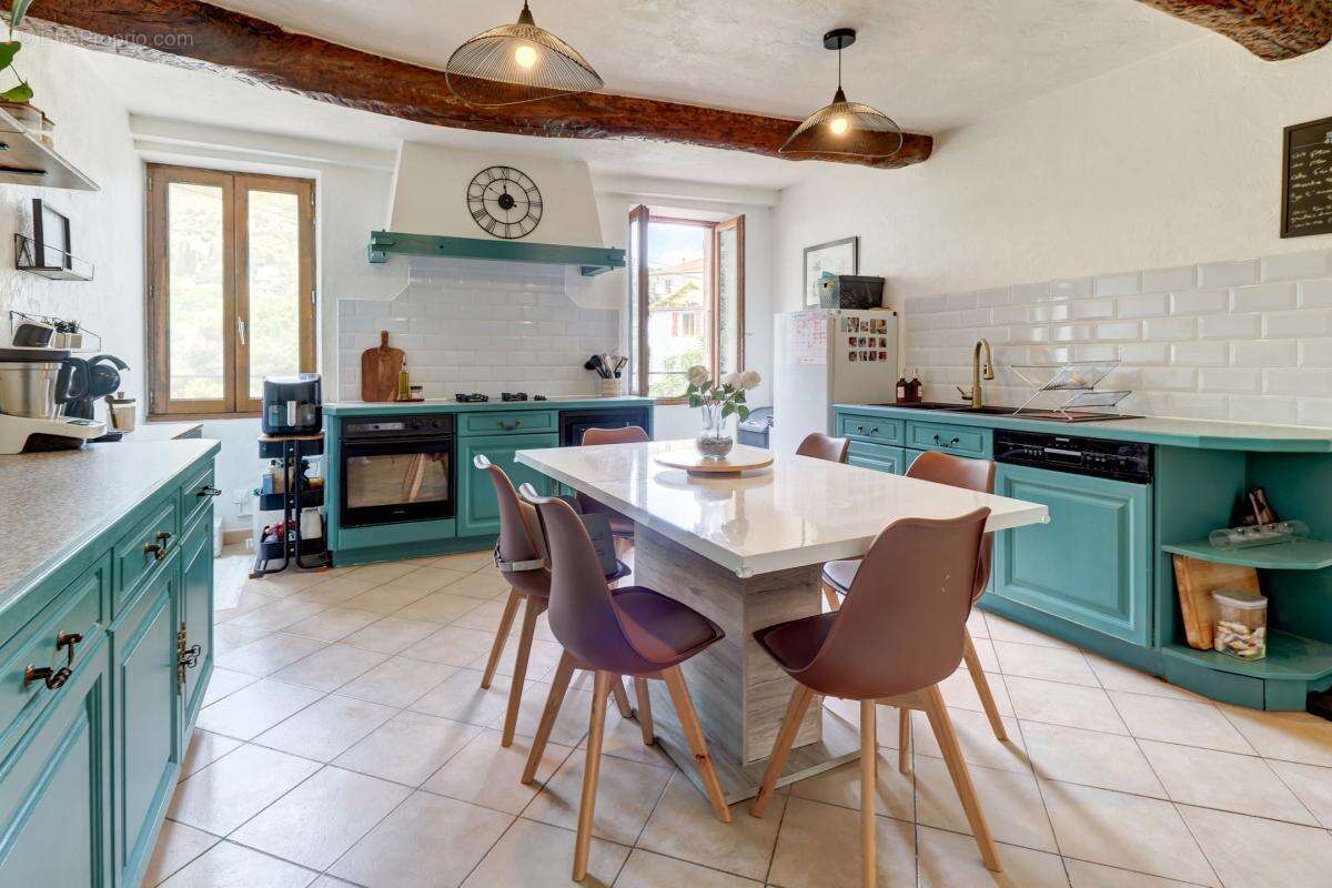 Maison à CHATEAUNEUF-VILLEVIEILLE