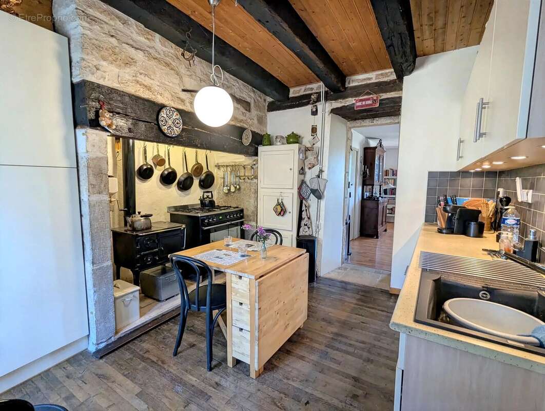 Maison de village en pierre avec 3 chambres, garage double, cave et terrasses - photo 5