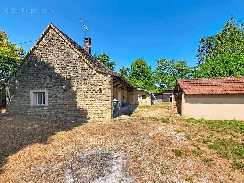 Maison en pierre rénovée avec dépendances –  Terrain de 2 200 m² - photo 12