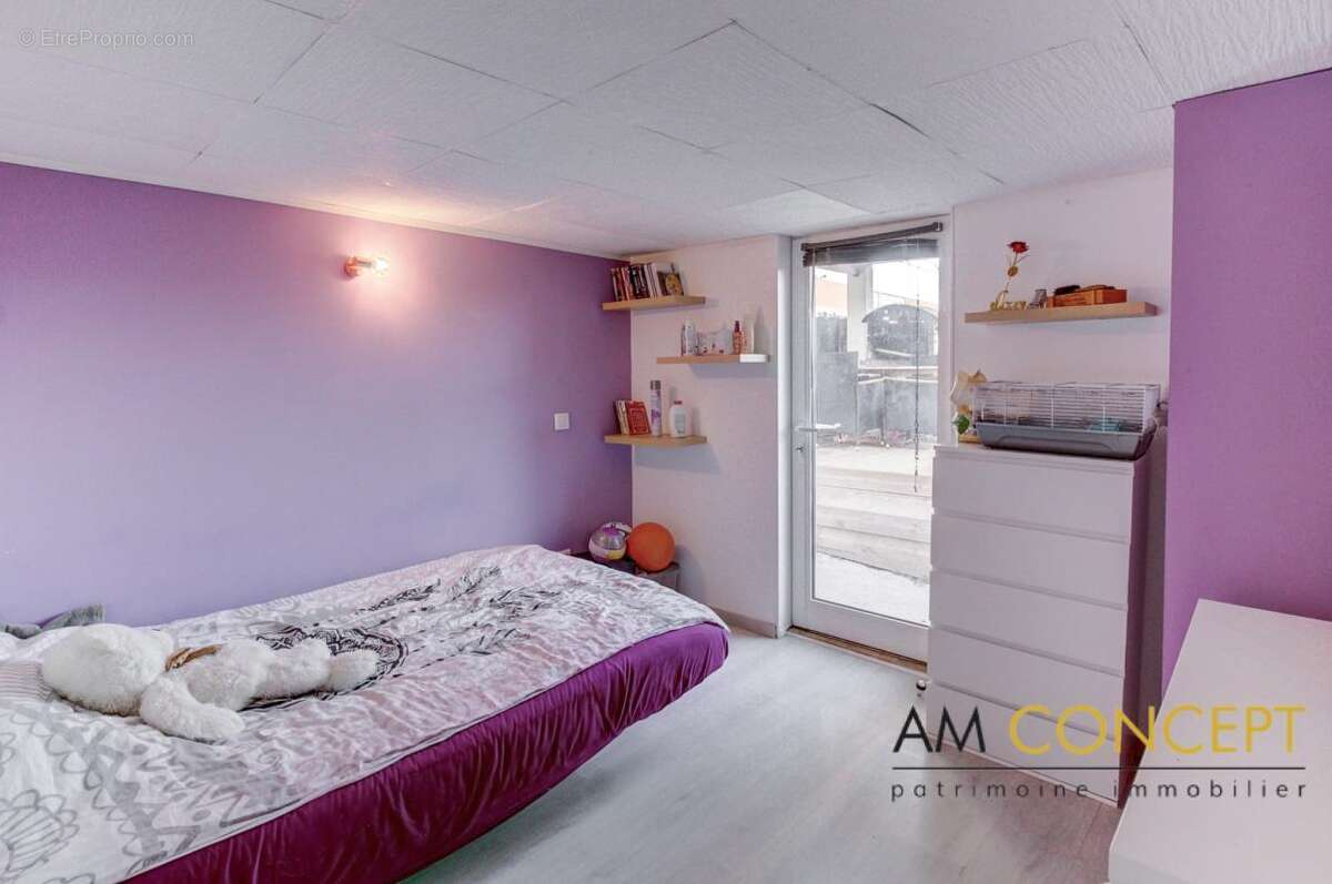 Maison à CHATEAUNEUF-VILLEVIEILLE