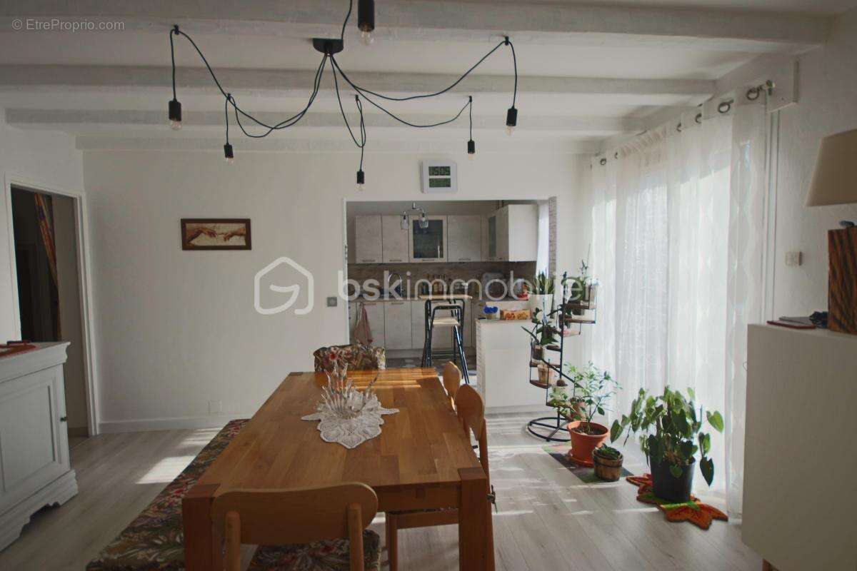 Appartement à COMBS-LA-VILLE