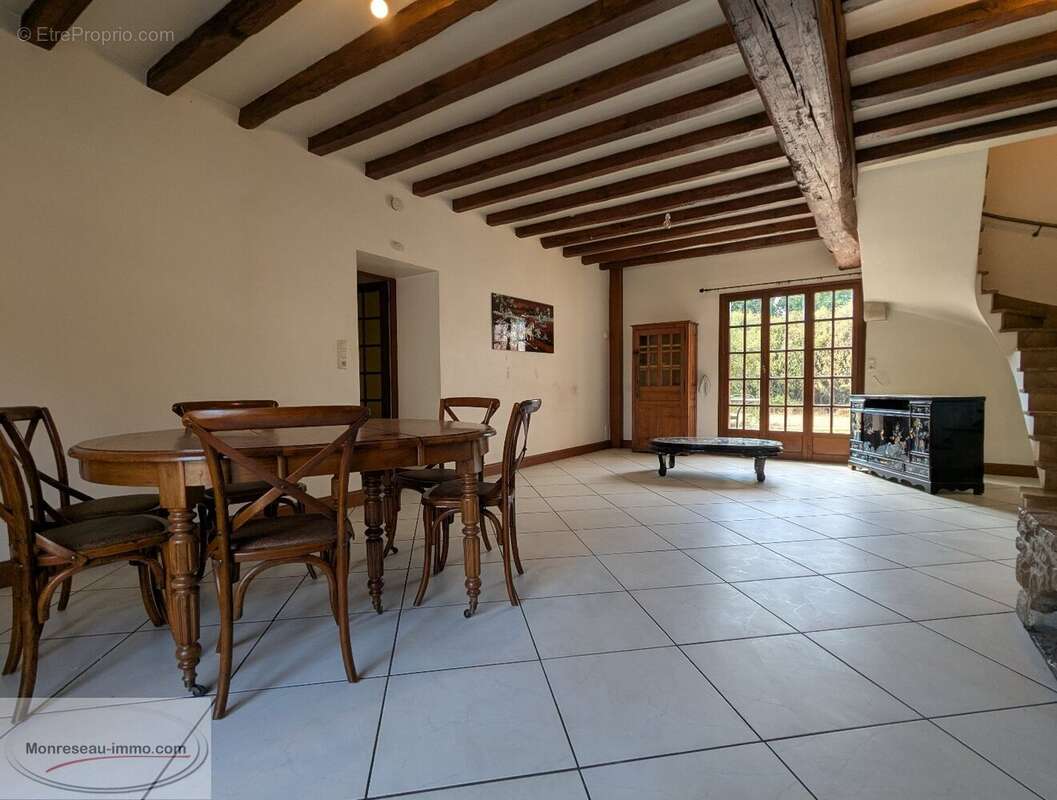 Sevrey, 1ère couronne de Chalon-sur-Saône, longère de 254 m² avec dépendances sur terrain de 5 000 m² - photo 5