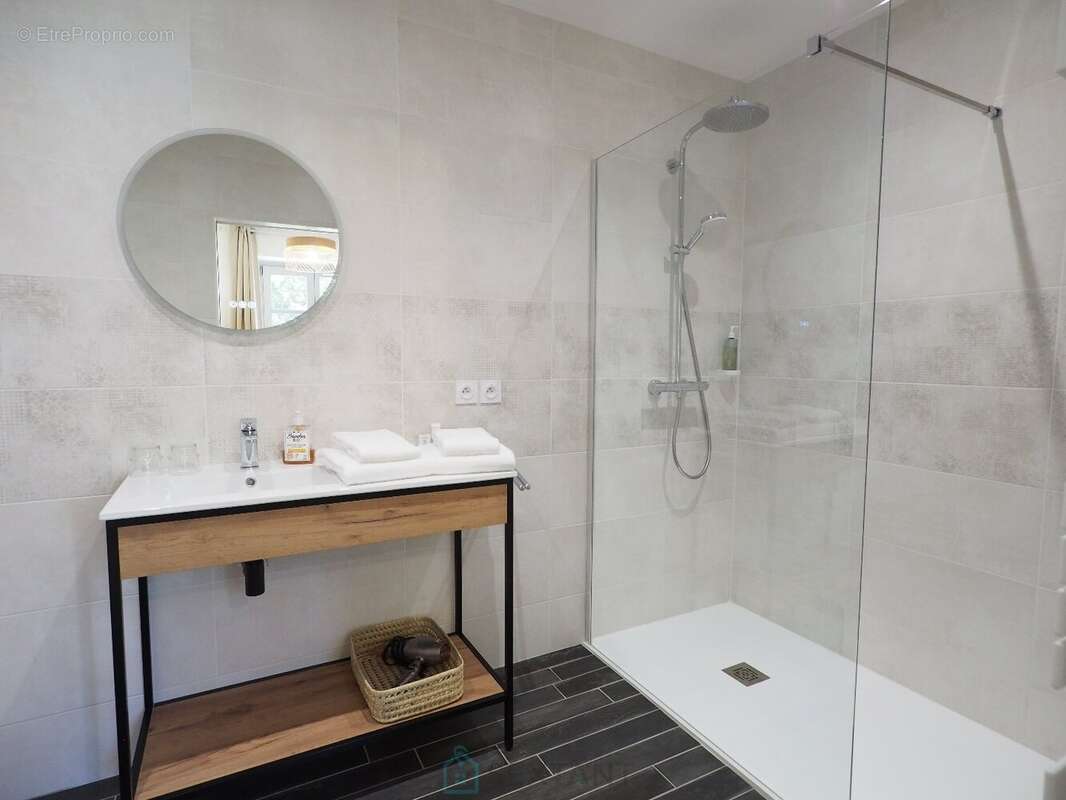 Un cadre atypique, une bâtisse en pierres récemment rénovée et équipée à neuf : Chambres d'hôtes, salle sports - fitness, espace - photo 10
