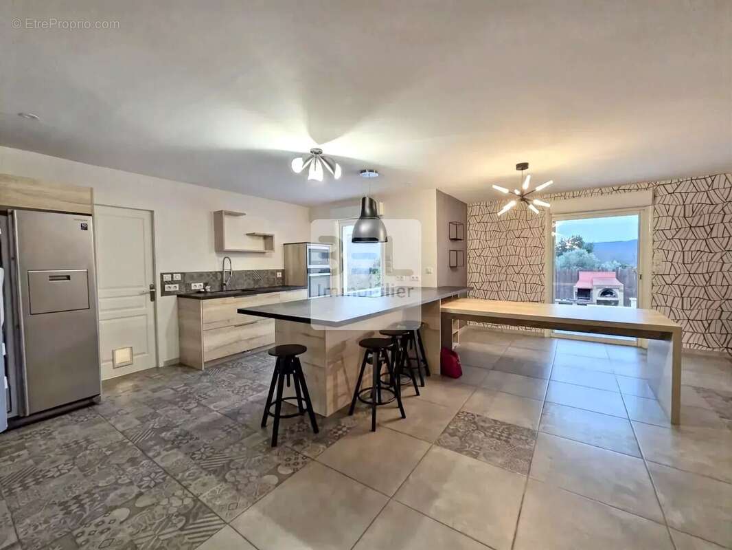 Maison à LA ROQUE-SUR-CEZE