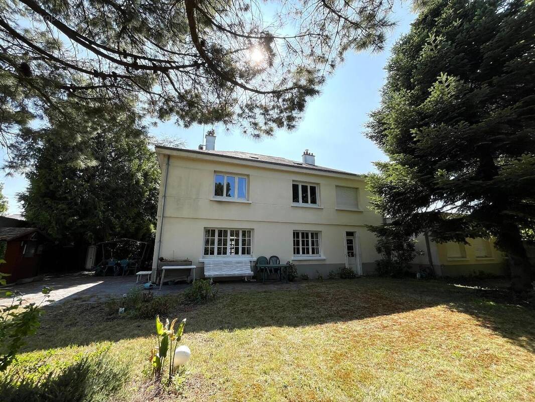   - Maison à LES PONTS-DE-CE
