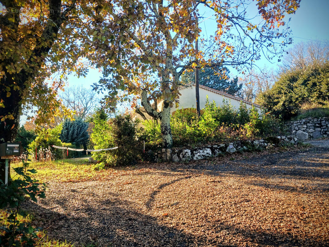 Charmante Villa de Plain-Pied avec Terrain Piscinable et Garage sur les hauteurs de Saint-Alban-Auriolles - photo 2