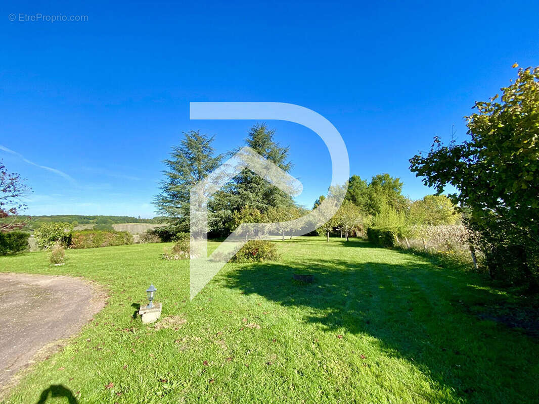 Maison à SAINT-SULPICE-DE-ROUMAGNAC