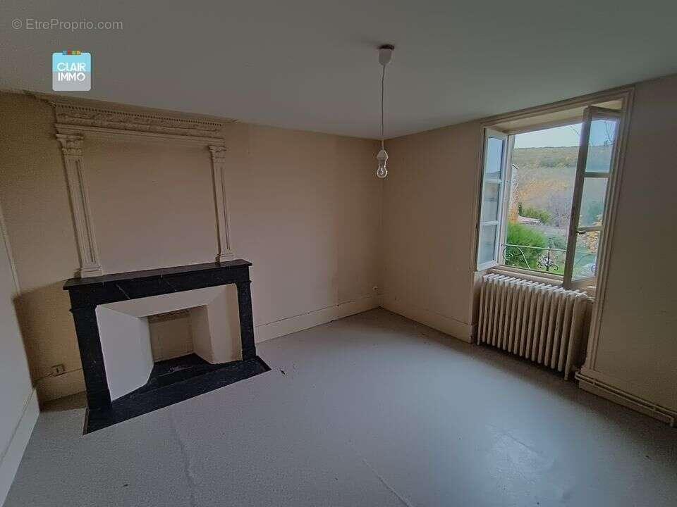 A AZE PROCHE MACON EN BOURGOGNE ENSEMBLE IMMOBILIER 6 PIECES DE - Maison à AZE