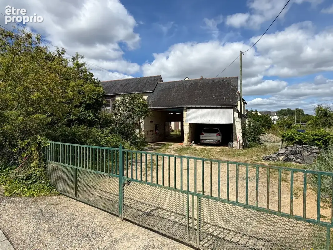 LES ROSIERS SUR LOIRE, Maison en pierre à rénover de 84m²/120m² développables avec dépendances et jardin - photo 2