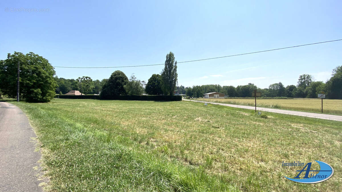 Terrain avec double accès à St Front la Rivière 24300 (Dordogne) - photo 2
