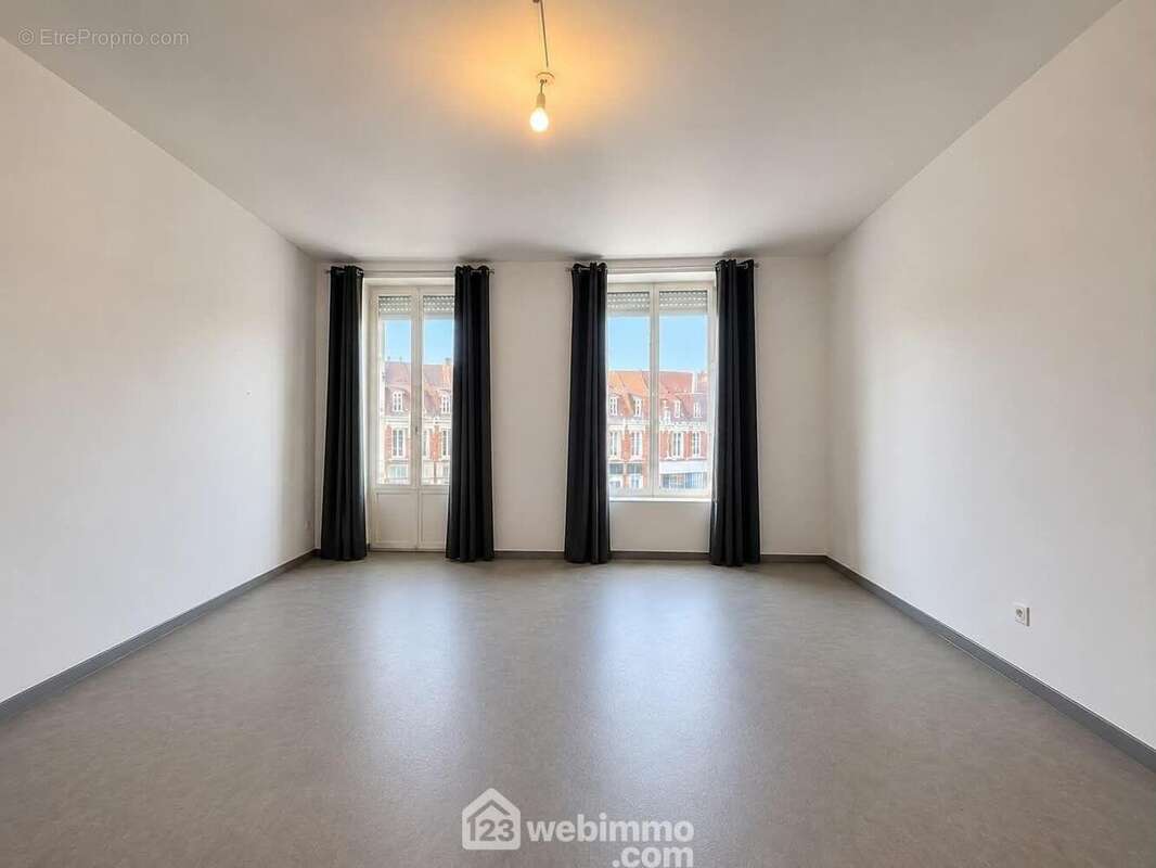 Le salon de 26 m², il est lumineux ! - Appartement à MARLE