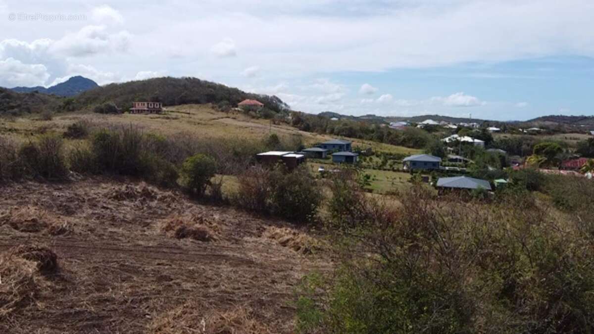 Terrain à LE VAUCLIN