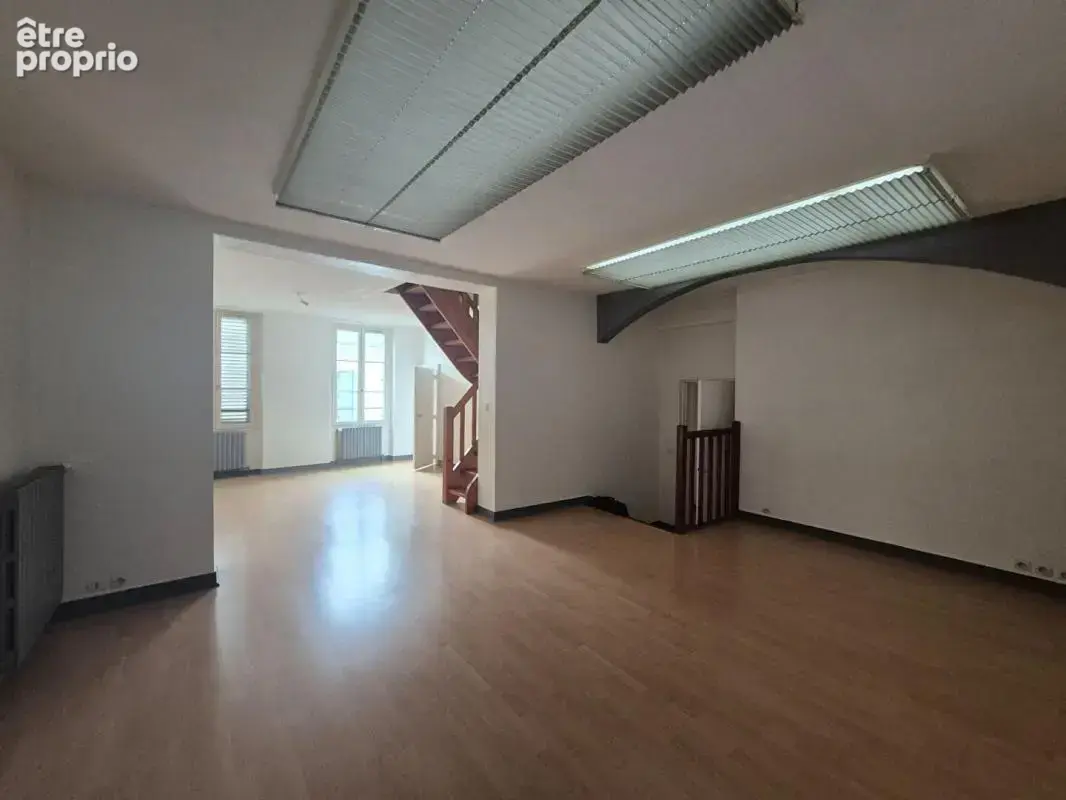 Ensemble immobilier 250 m² - Local commercial et deux logements - Hyper centre de Romorantin - photo 6